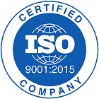 Mėlynai baltas apskritas ženklelis su užrašu „CERTIFIED COMPANY“ aplink kraštą ir „ISO 9001:2015“ centre, o už raidžių „ISO“ – gaublio kontūras.