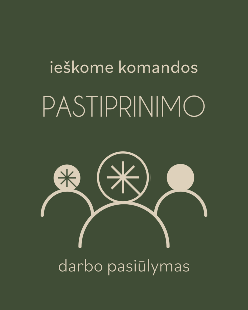 Tamsiai žalios spalvos grafinis vaizdas su trimis minimaliomis linijomis pieštomis figūromis ir žvaigždės simboliu. Tekstas lietuvių kalba: "ieškome komandos PASTIPRINIMO darbo pasiūlymo", reiškiančio "ieškome komandos pastiprinimo, darbo pasiūlymo".