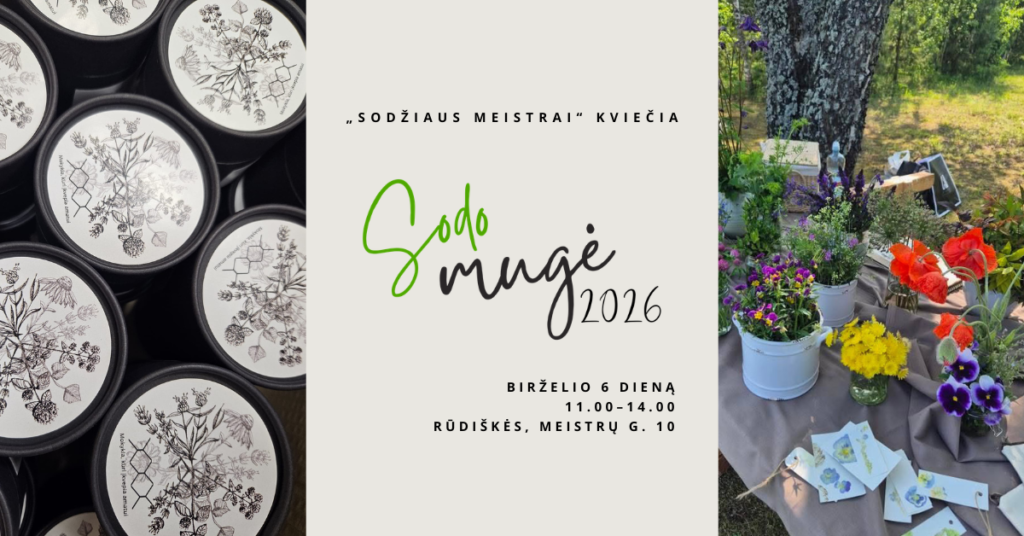 Kvietimas į renginį su juodais stiklainiais, kuriuose pavaizduotos botaninės iliustracijos, "Sodo mugės 2026" tekstinė informacija, spalvingų gėlių ir stalo su vazoniniais augalais lauke po medžiu nuotraukos.